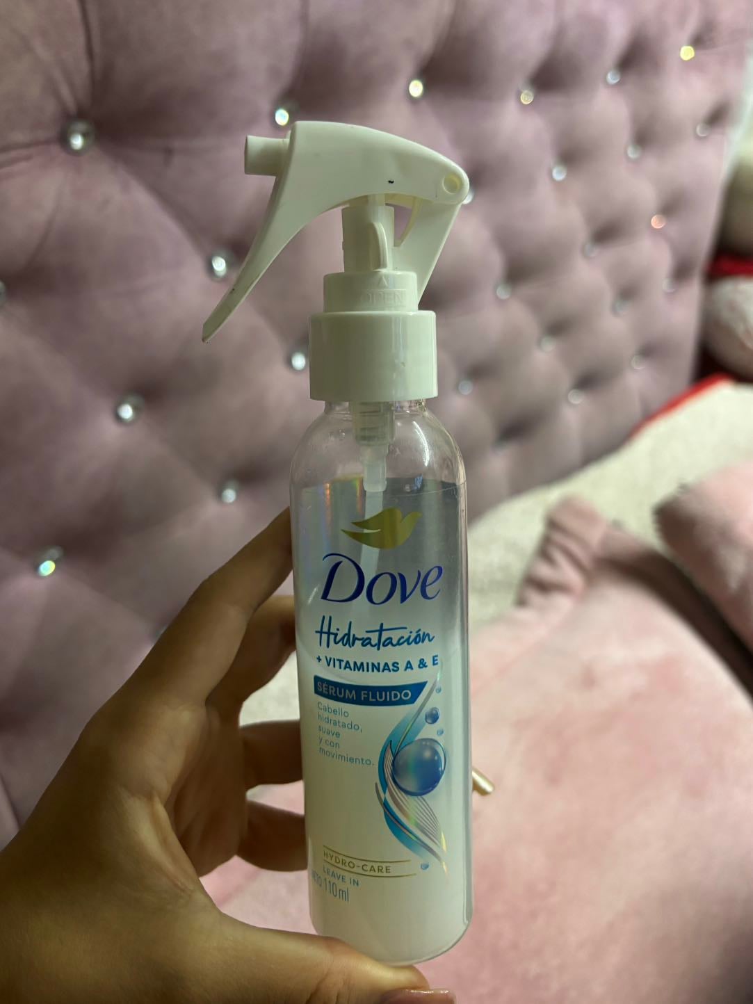 Serum fluido de Dove - $21.000 COP Me encanta por que es muy ligero, me deja el cabello suave con brillo y ayuda con el frizz, además se ve mas sano y con movimiento. También es termoprotector