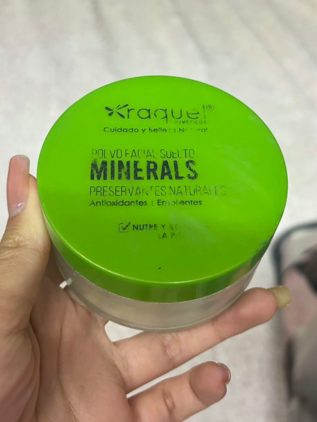 Polvos sueltos Raquel - $25.000 COP Por el precio están bien, pero realmente mo siento Que sellen demasiado como otros polvos. No son tan fuertes para el control de grasa pero valen la pena por qué son economicos y cumplen para algo basico