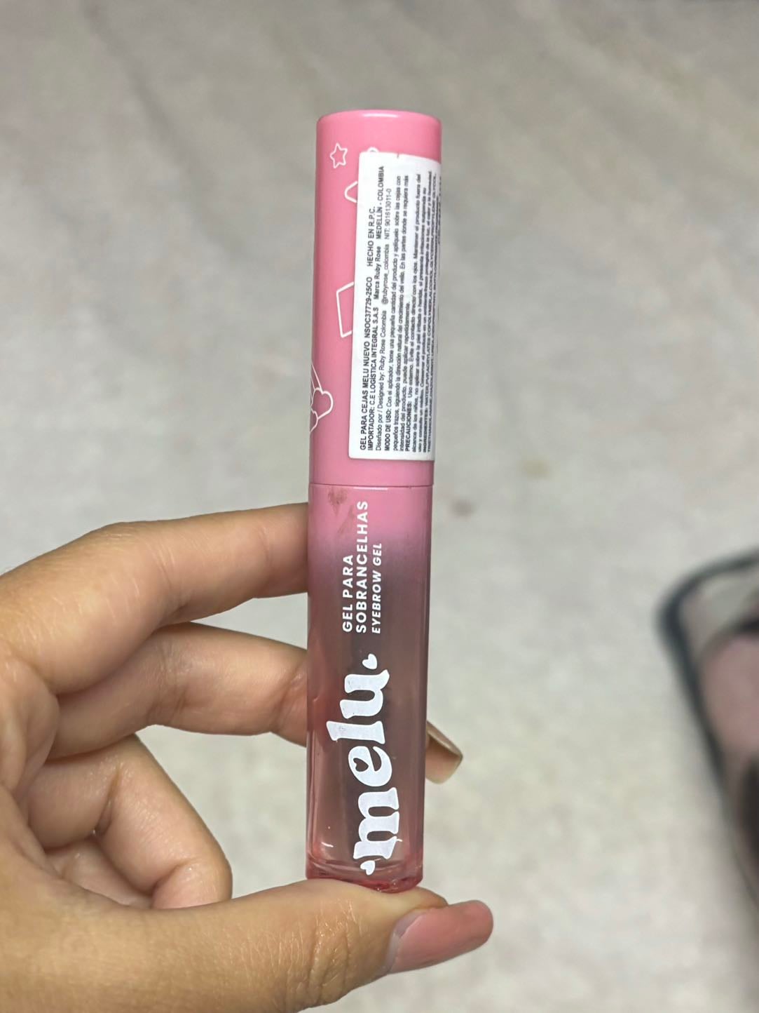 Gel de cejas Melu - $15.000 COP Uso muy poco producto y me deja las cejas peinadas todo el día, sin residuos blancos