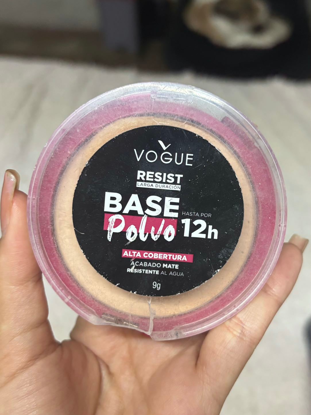 Polvos Vogue Resist - $40.000 COP Siento que son in poco pesados para mi tipo de piel, pero sellan bien y ayuda ma unificar la piel