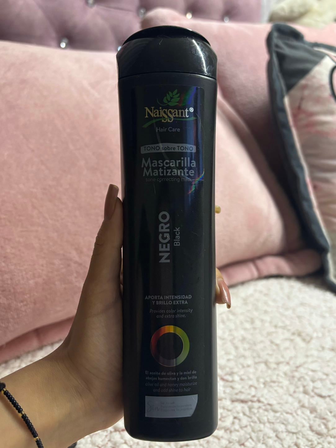 Mascarilla matizante naissant - $41.000 COP En mi caso no me fumciona tanto como matizante pero es mas por el color negro, entonces es para mantener mas como Tonos claros. Igual Deja el cabello suave y con brillo
