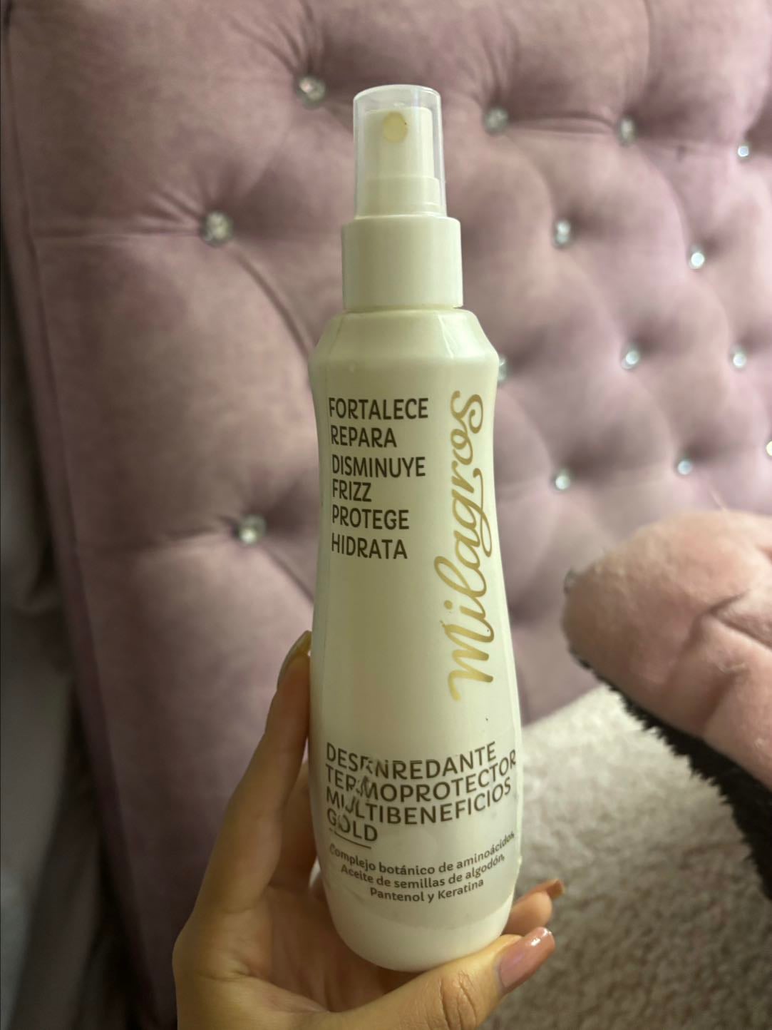 Desenredante, perfume y termoprotector de Milagros - $30.000 COP Este termoprotector tiene 3 en 1, su olor es dulce y frutal, me deja con este olor todo el día y desenreda con una facilidad al instante. Lo malo es que deja el cabello un poquito grasoso