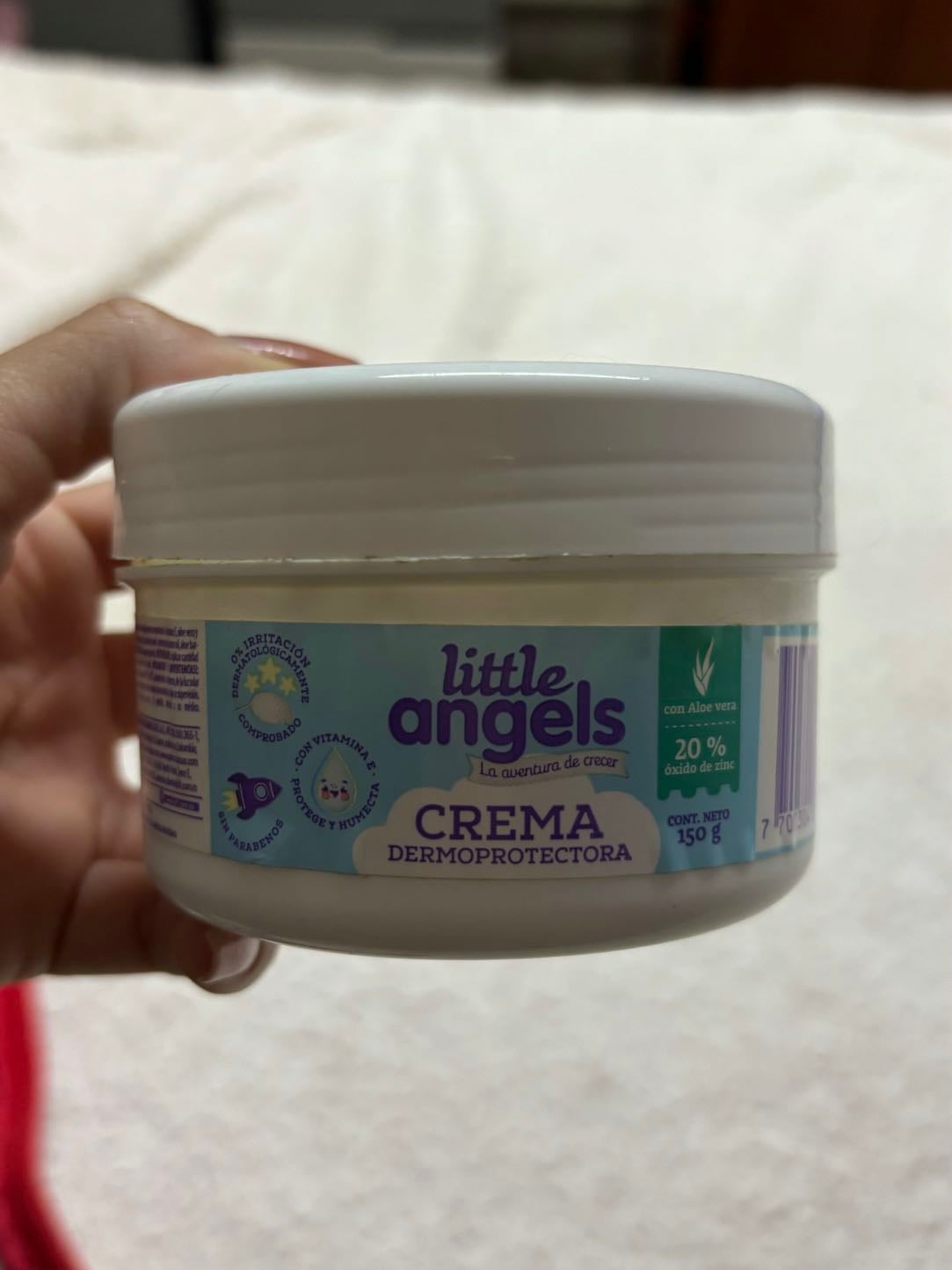 Crema dermoprotectora - Es muy densa y muchas veces se utiliza mas para bebes pero yo la utilizo hay veces para evitar la resequeda en algunas partes de mi cuerpo especificas