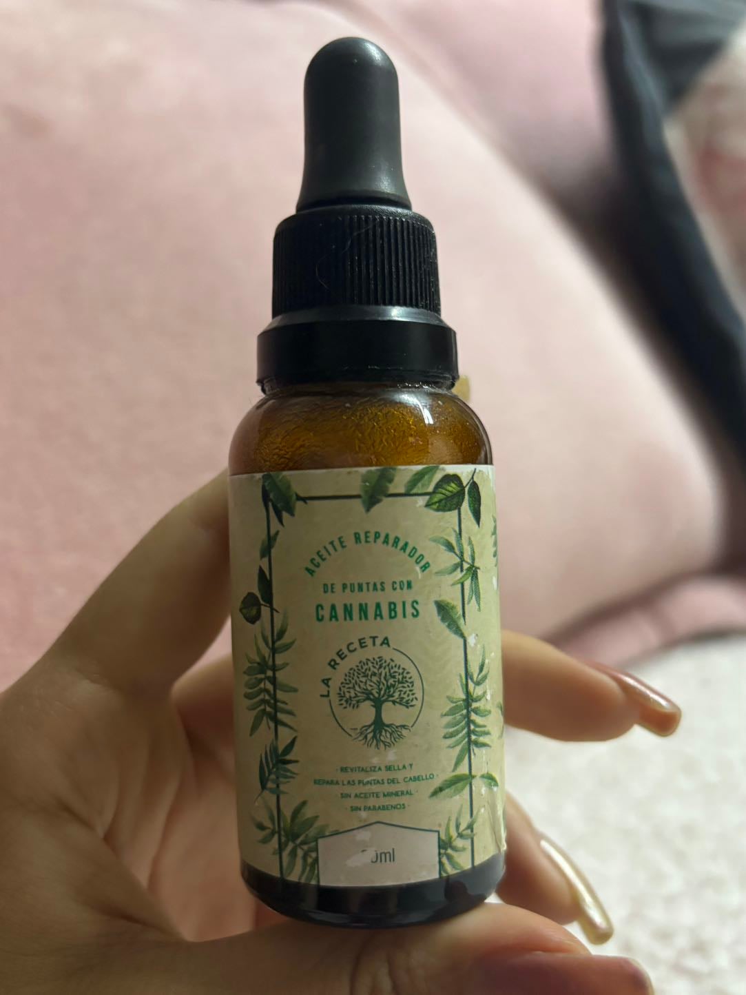 Aceite reparador de puntas de la receta - $35.000 COP Es el mejor aceite reparador de puntas que he probado, ayuda a sellar, a qué se vea sanas, las deja super suaves y realmente cumple su funcion