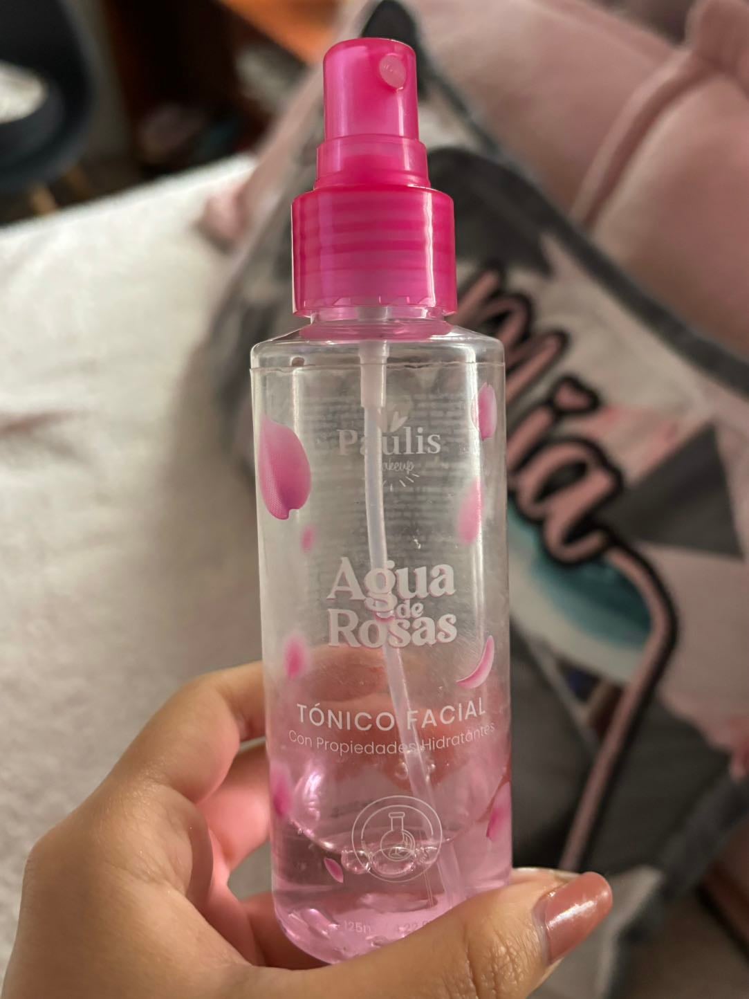 Agua de Rosas - $7.000 COP No puede faltar en mi rutina por que me ayuda a mantener la piel Fresca, calmada y con sensacion ligera de limpieza
