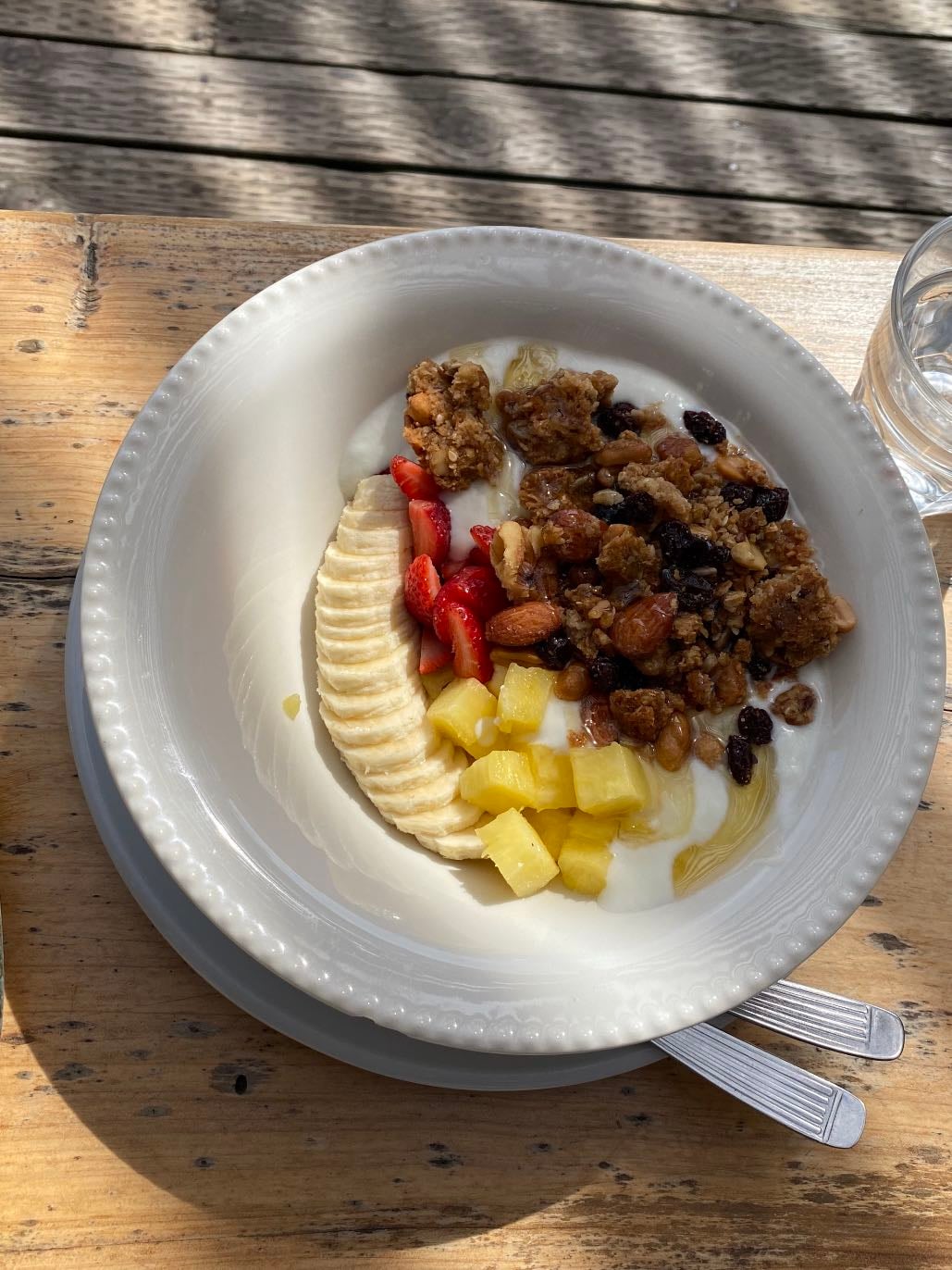 granola yogurt bowl