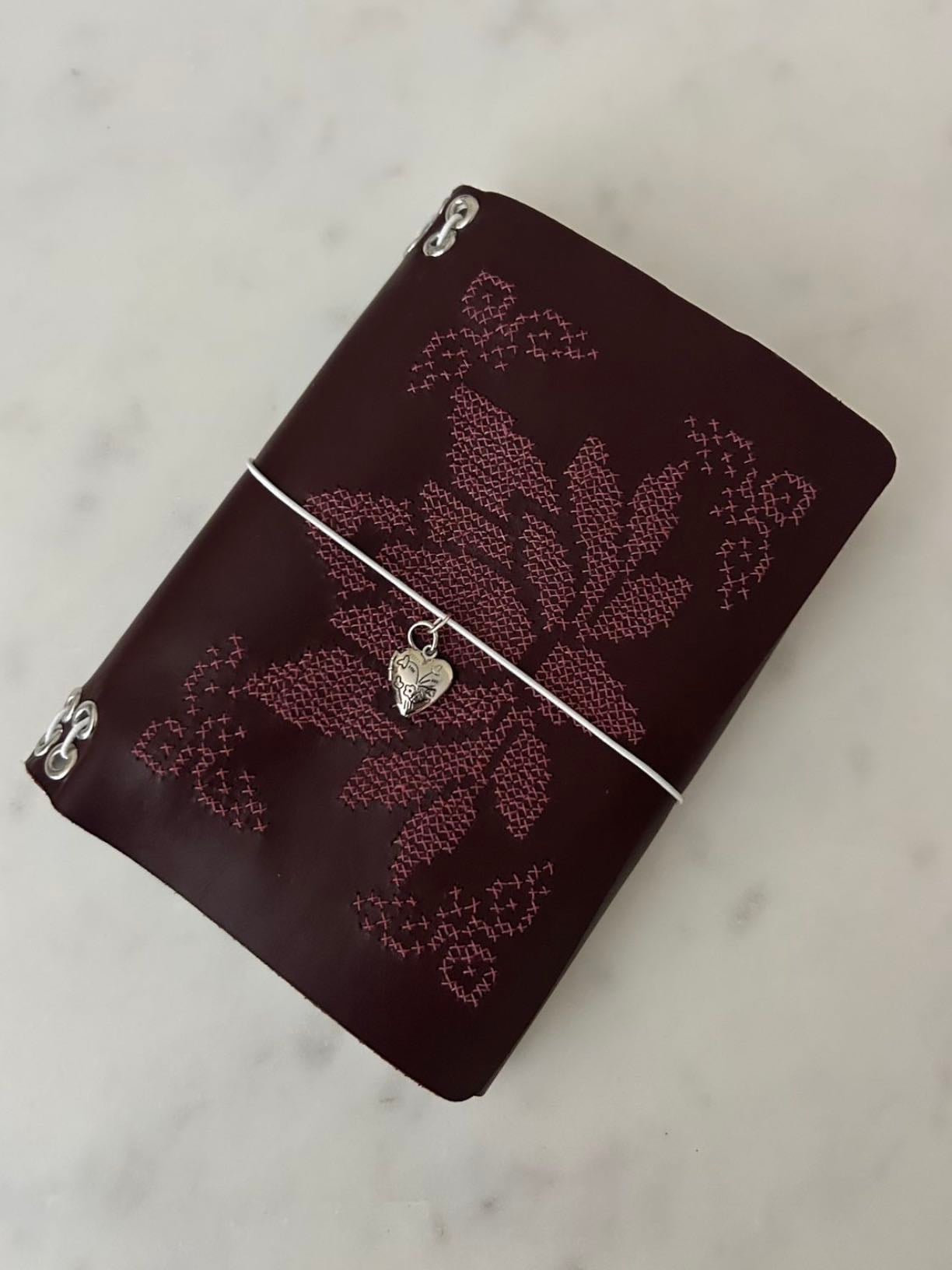 Caderno de couro - Com a capa vermelha, vinho ou qualquer cor assim