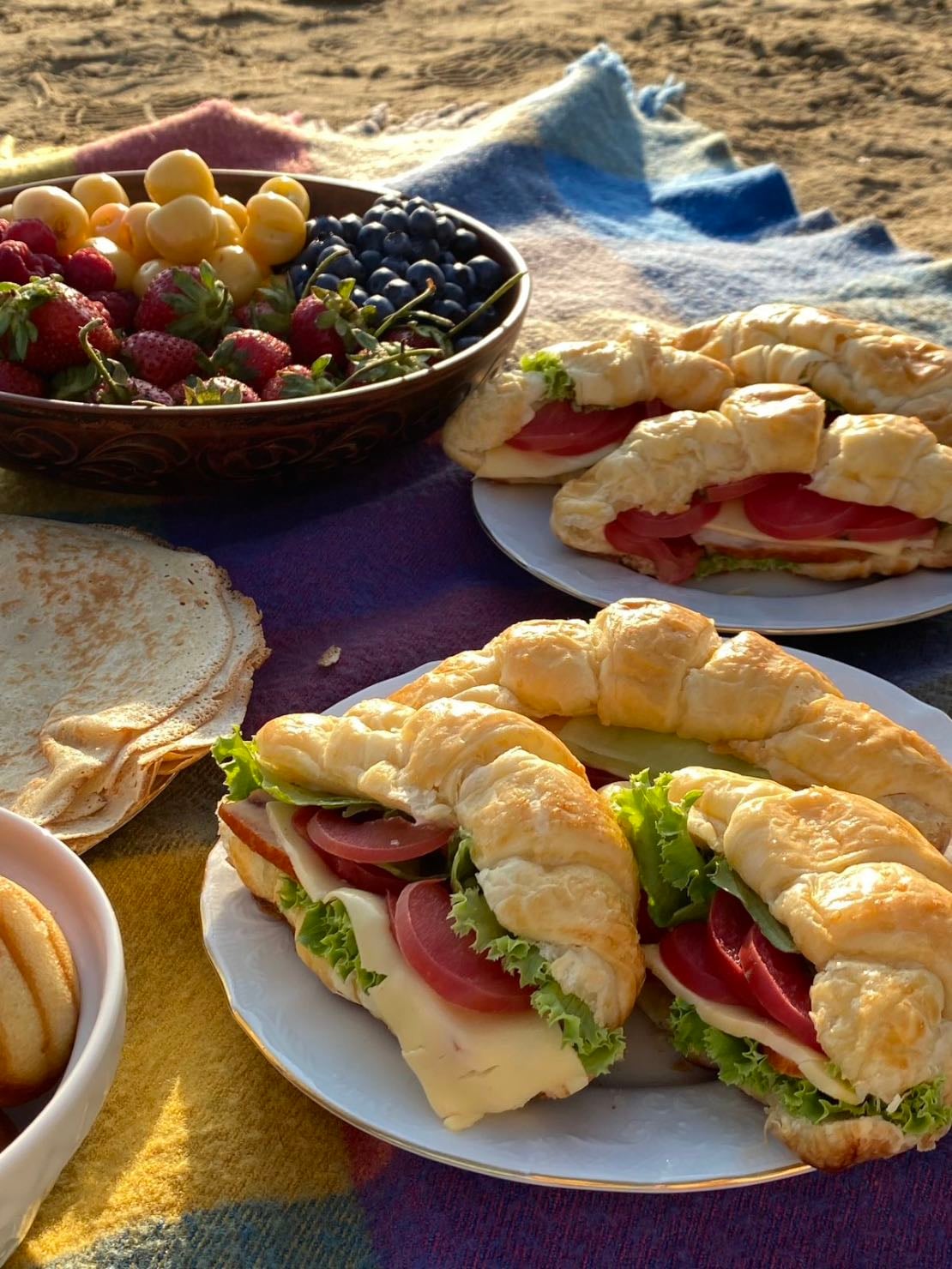 海で朝食🍞 - 바다에서 아침 햇살을 보며 아침 식사 만들기🌅🥐