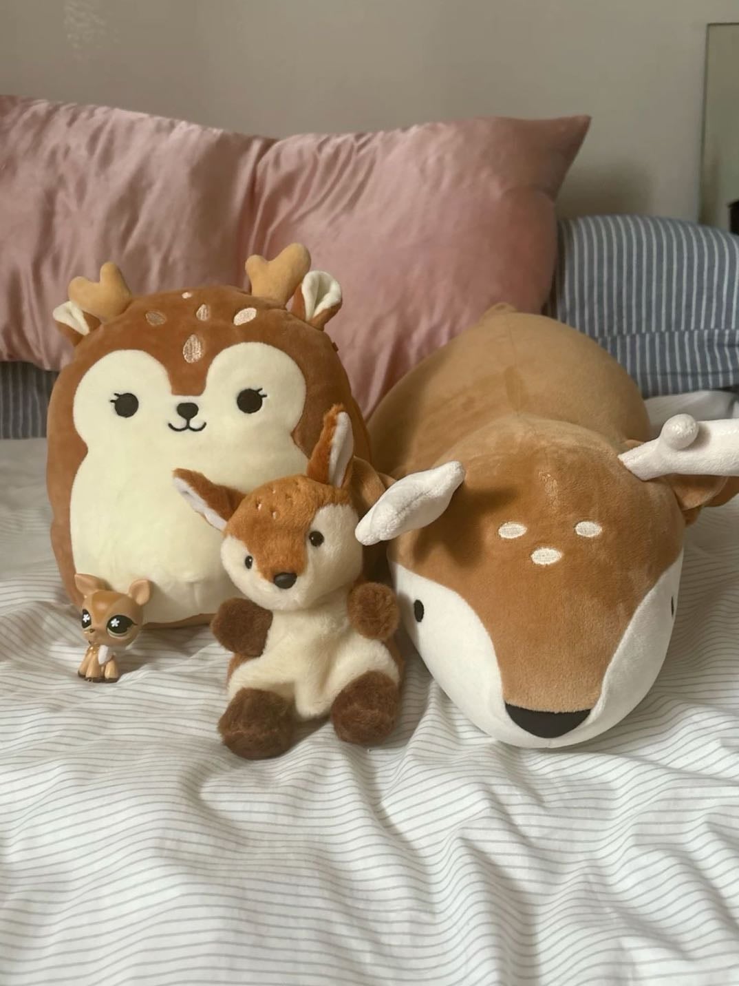 dormir con muchos peluches ₊˚⊹ ᰔ