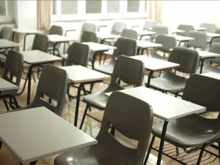 Se arrumar pra escola e ir pra escola 4:30 ao 12:00