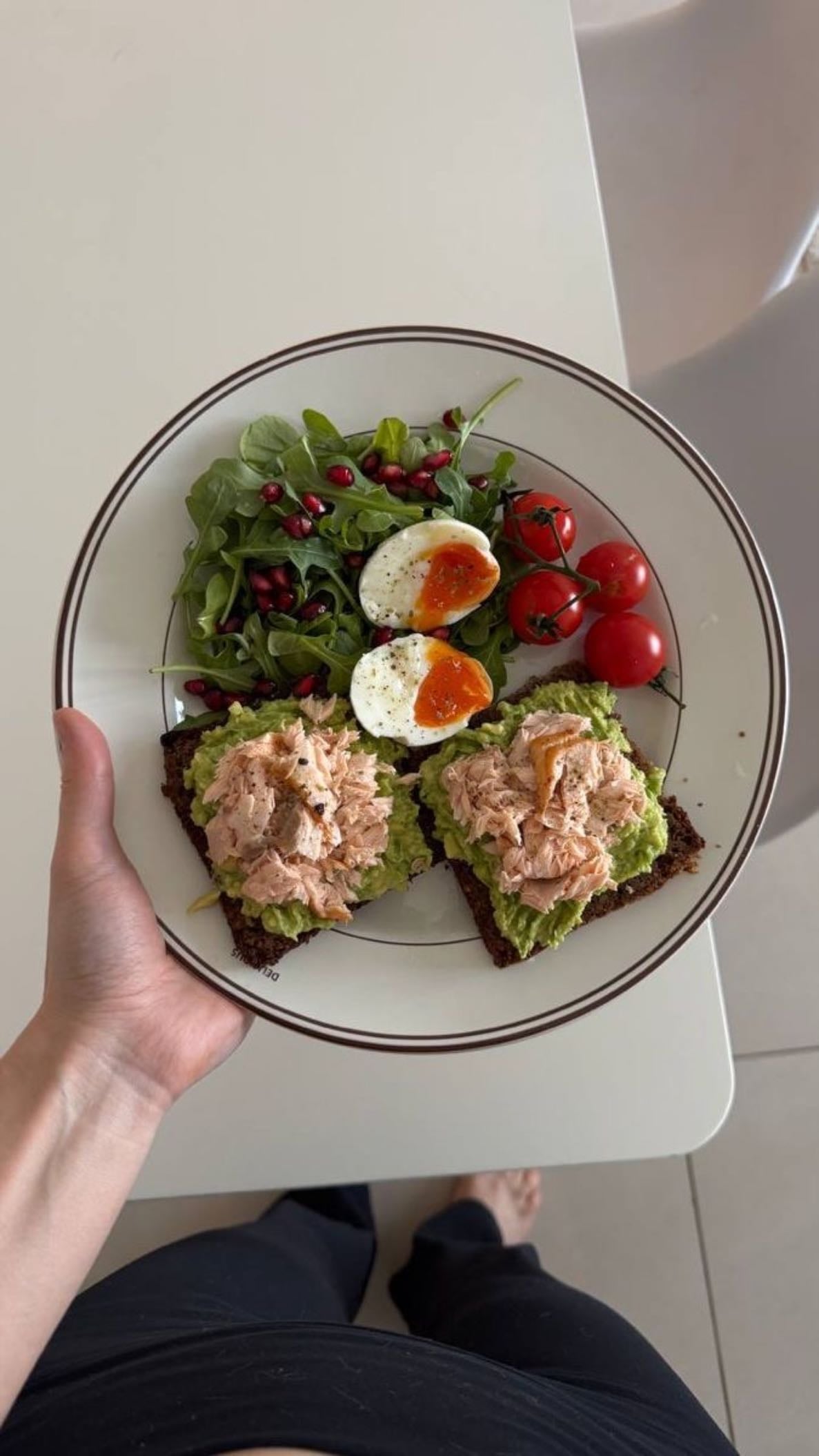 Toasts avocat - maquereau - roquette
