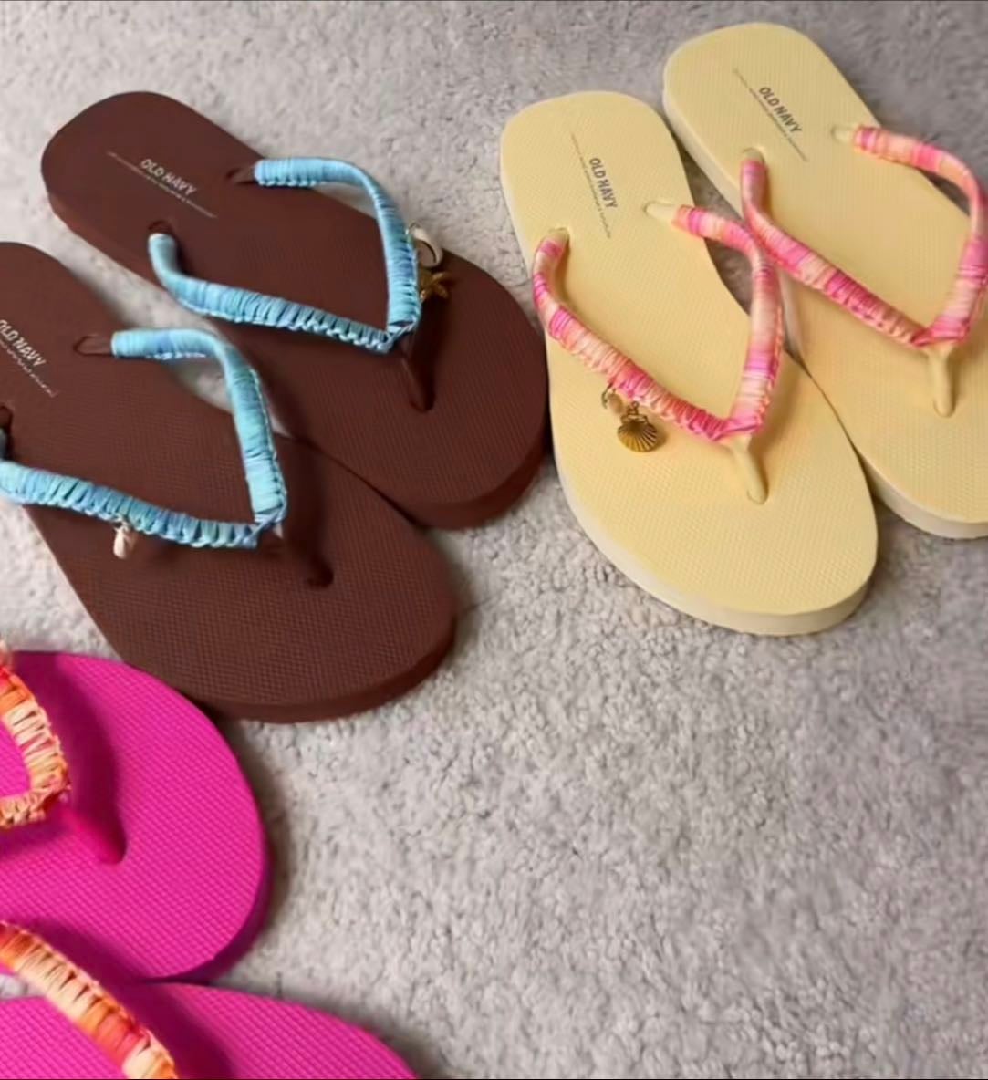 Flip flops with charms - hbgoodie