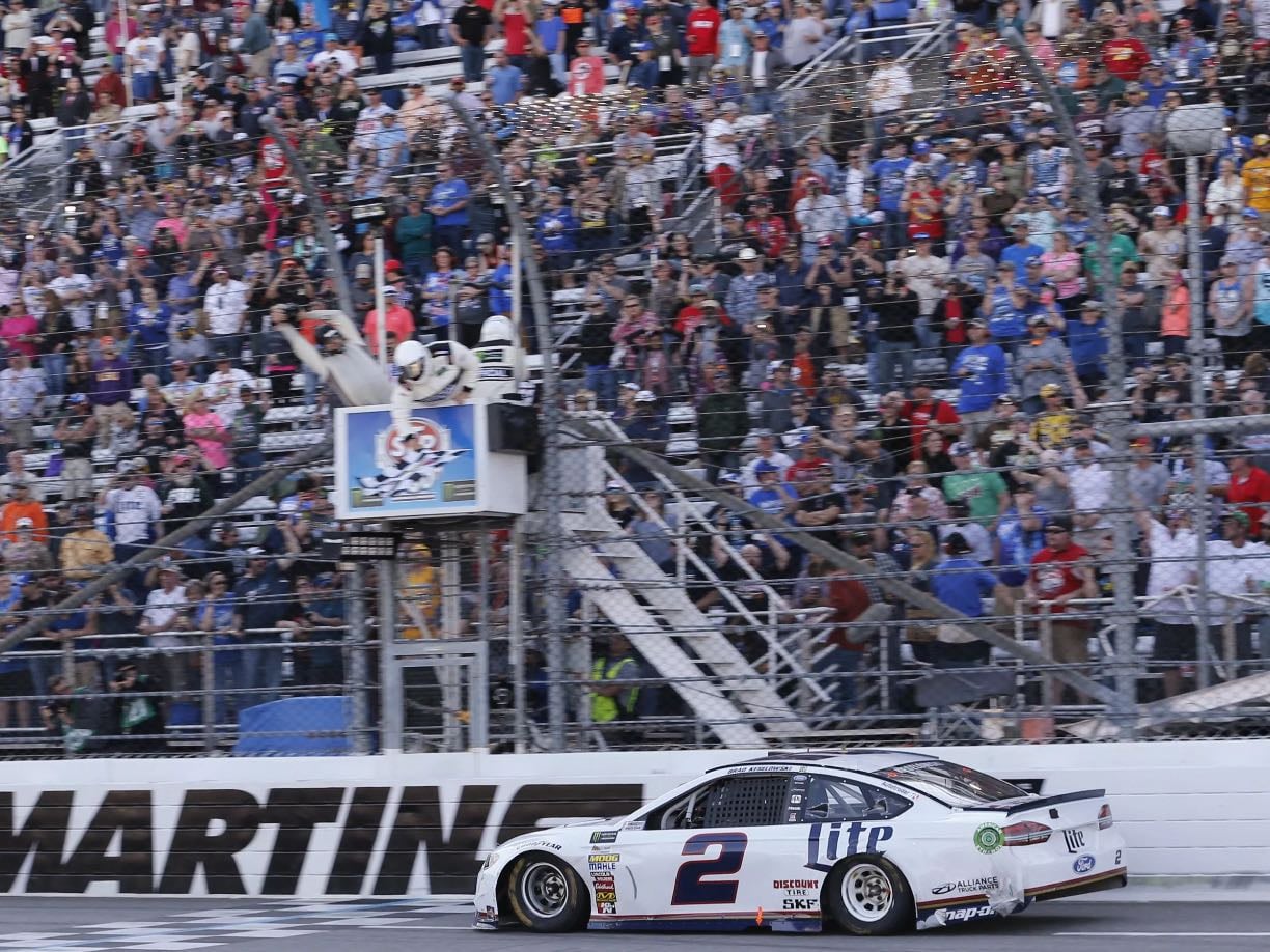 Martinsville 1 - BK's first M-Ville win. Great moment end of first when RSJ bumped KyB to get free pass. 18 led 274 laps. 2 and 18 traded lead until BK gets it with 42 to go