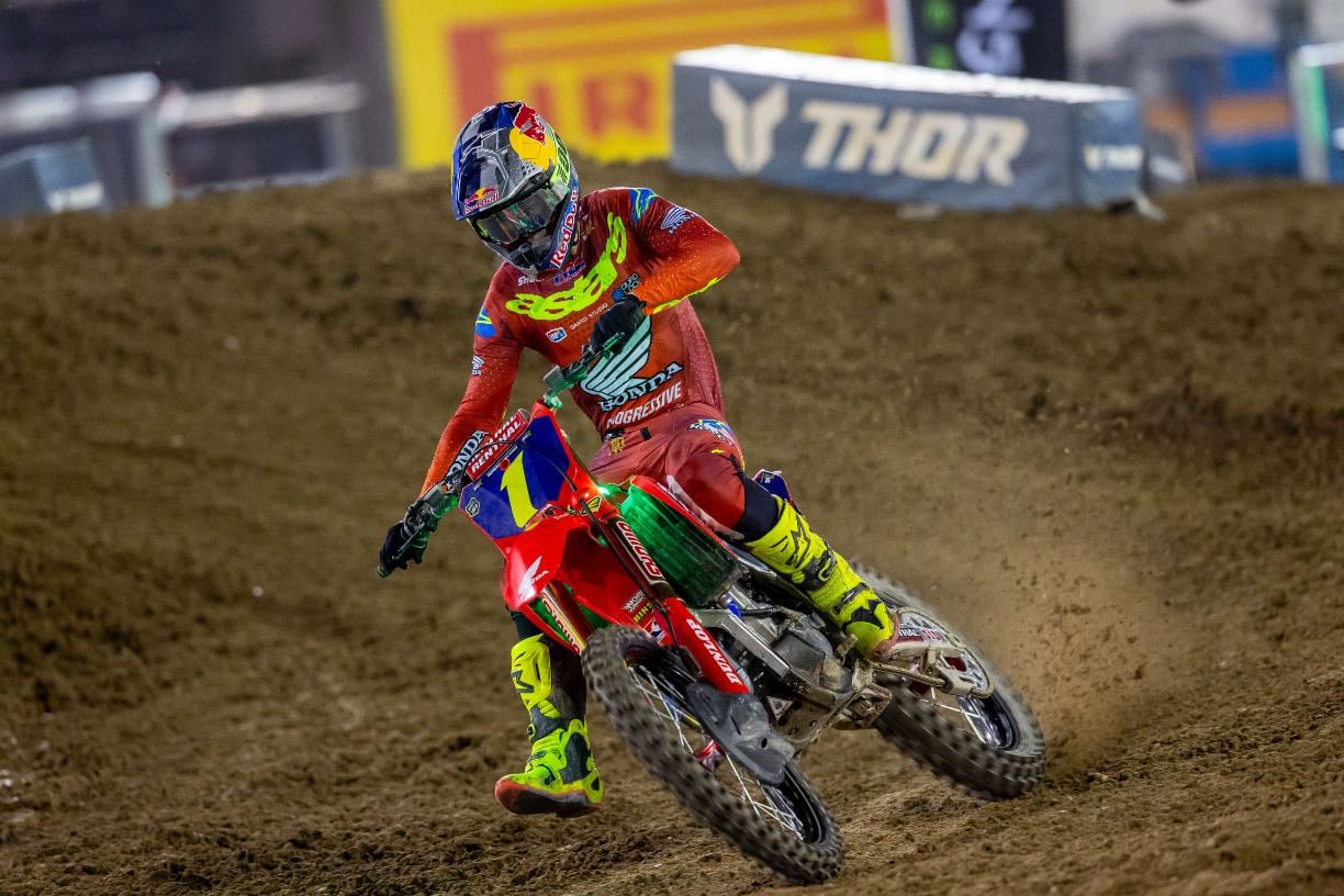 Las Vegas 450 Moto 1 - Fun race as Jett waits behind Eli and eventually passes near the end, a really impressive drive. Bummer Sexton who got hit by Barcia