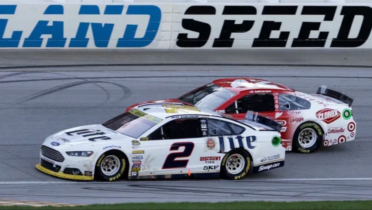 Chicagoland - Harvick led 79 laps. Brad took lead with about 18 to go. Restart with 6 to go. BK took off from there. Nice 2nd place battle between Larson and Gordon
