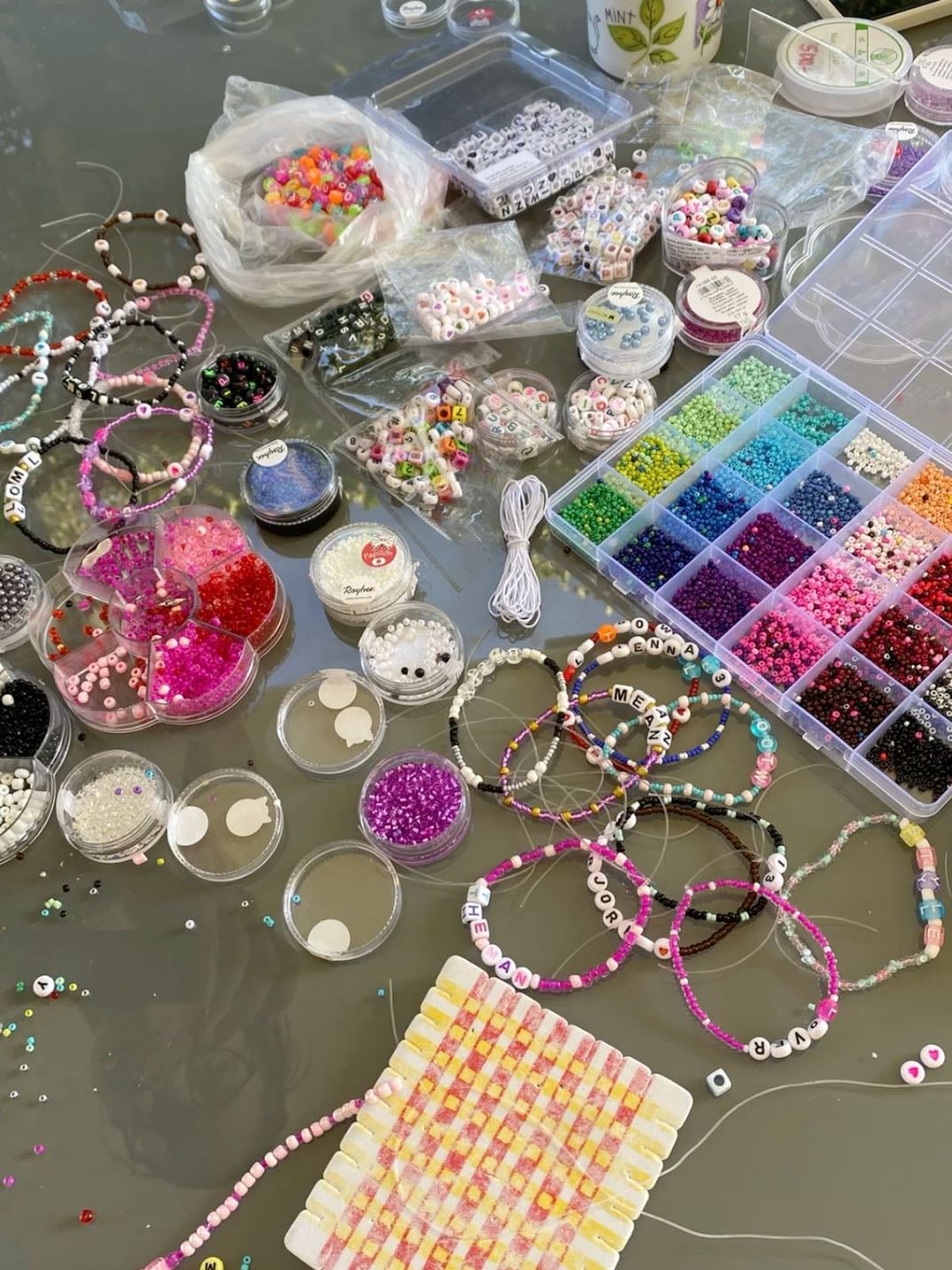 Hacer pulseras de mostacillas - También puedes con amigas