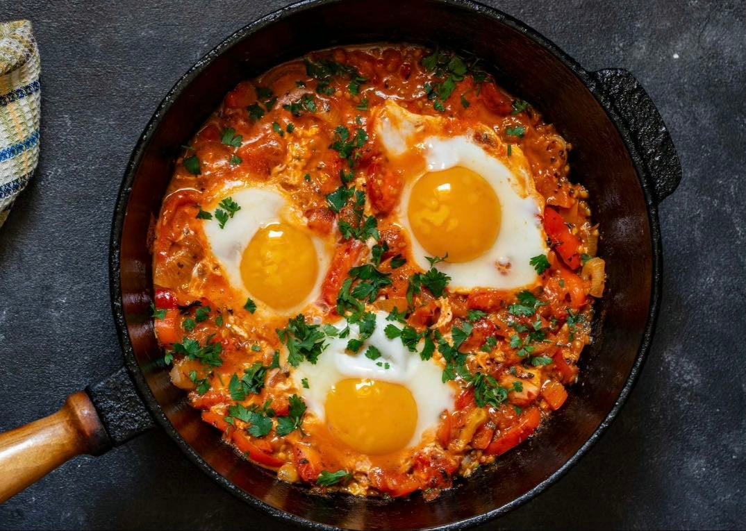 Sartén de garbanzos y huevo