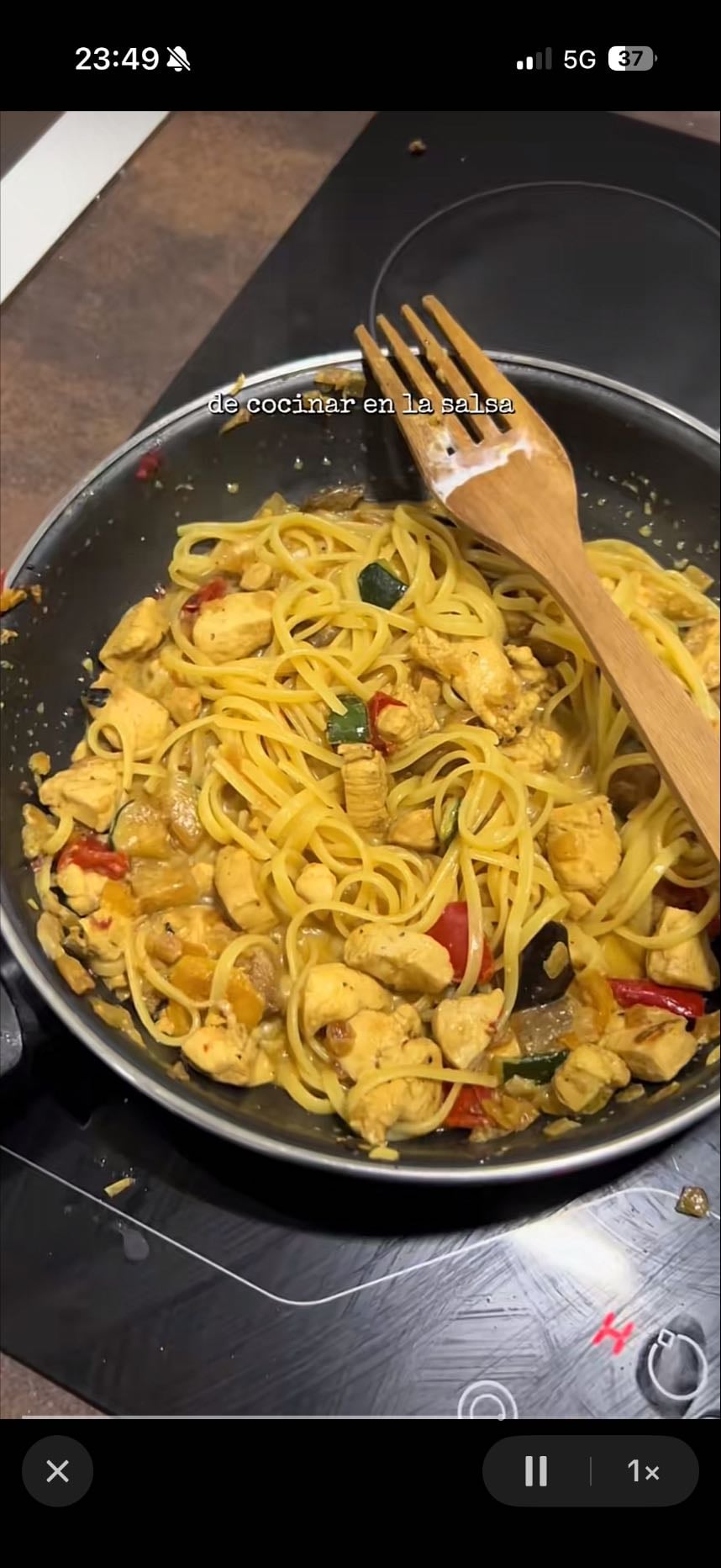 noodles con pollo y verduras