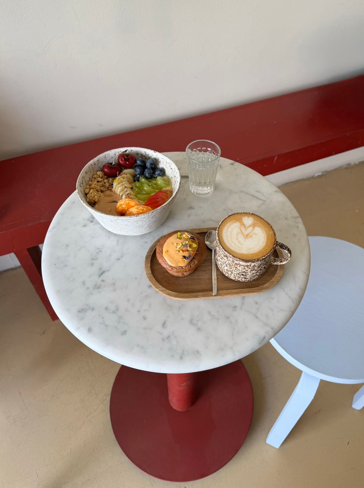 Calmô Café - Ordered the banana bread and peanut butter mufin, granola yougurt and cappucino