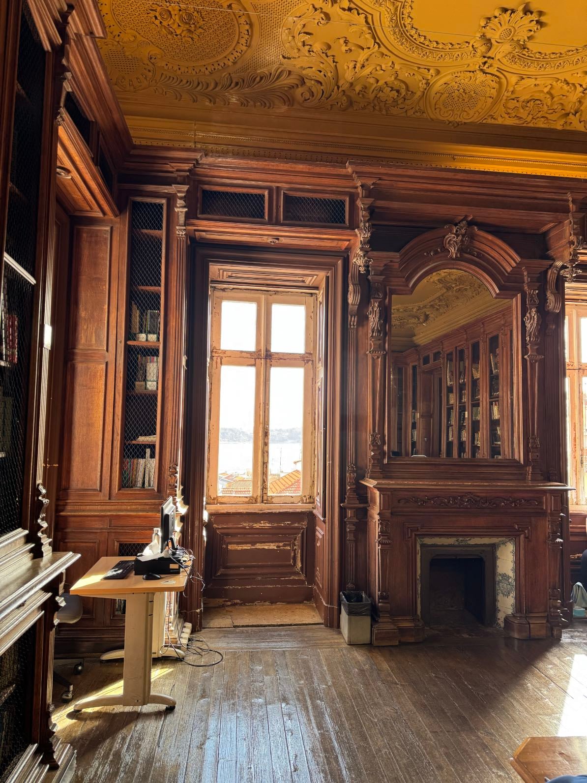 Biblioteca Camões - Library