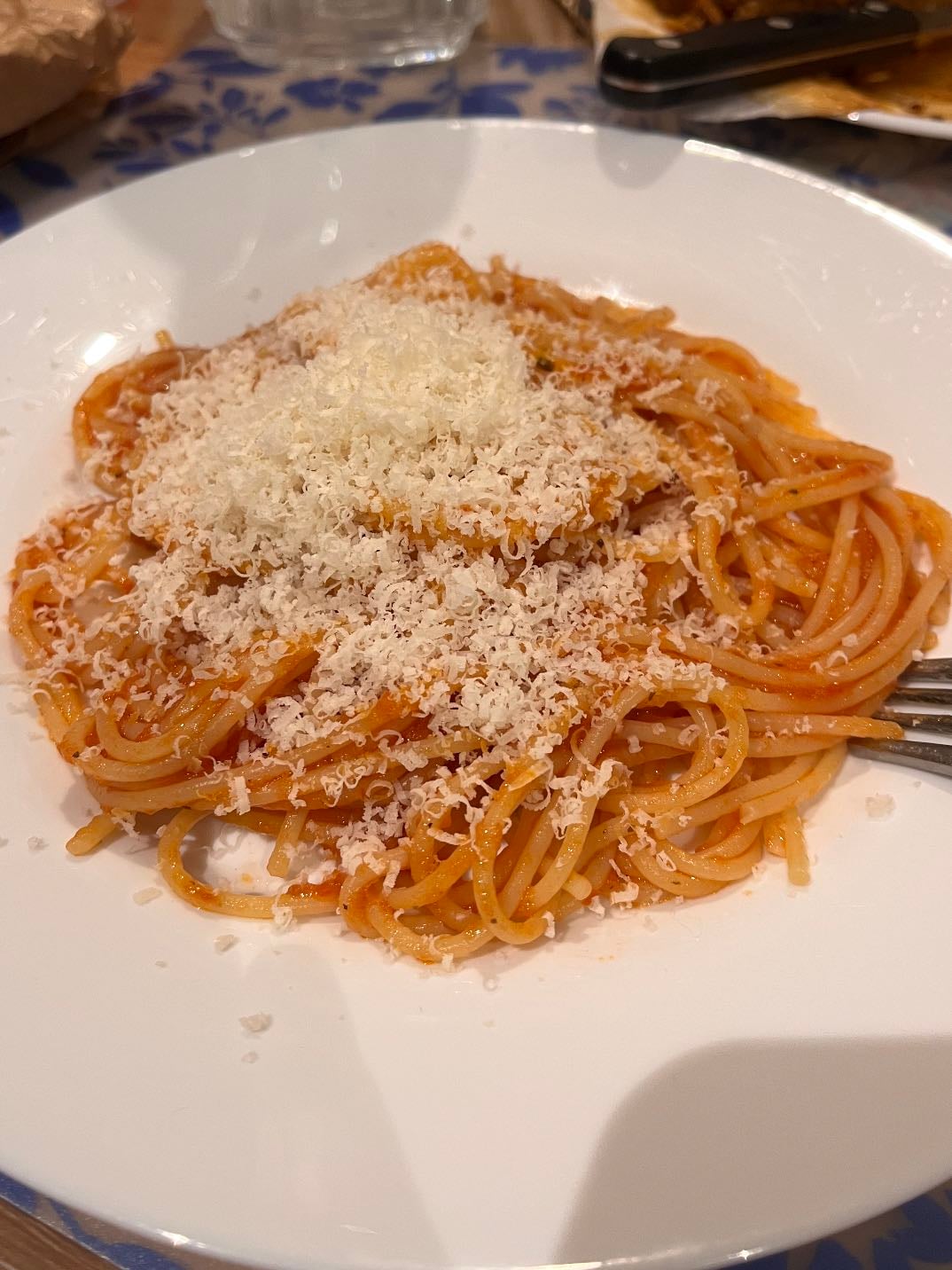 Pasta al sugo (tomate) - 2 dientes de ajo
“Salsa” de tomates triturados (NO FRITO)
Pasta
Sal
Aceite
Albahaca
Queso (para rallar después)
Imp cocinar la salsa a fuego bajo, y la pasta colarla a los 5’ para acabar de cocerla en la salsa misma (guardar un vaso de agua de la cocción para añadir a la salsa).