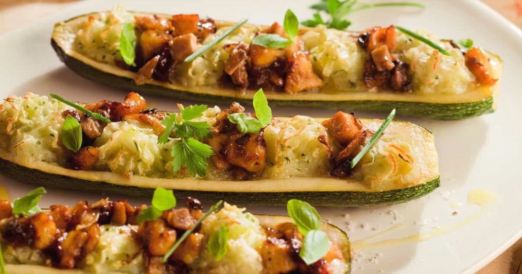 Calabacines rellenos - 🥒 2 calabacines
🥔 4 patatas
🌿 1 manojo de perejil
🌿 1 manojo de cebollino
🌿 1 manojo de albahaca
🧈 20 g mantequilla
🧅 2 cebollitas francesas
🍄 100 g champiñones
🍷 1 vasito de vino de Jerez
🍗 200 g pechugas de pollo
🫒 Aceite
🧂 Sal y pimienta
https://cocfac.es/ej4oe3