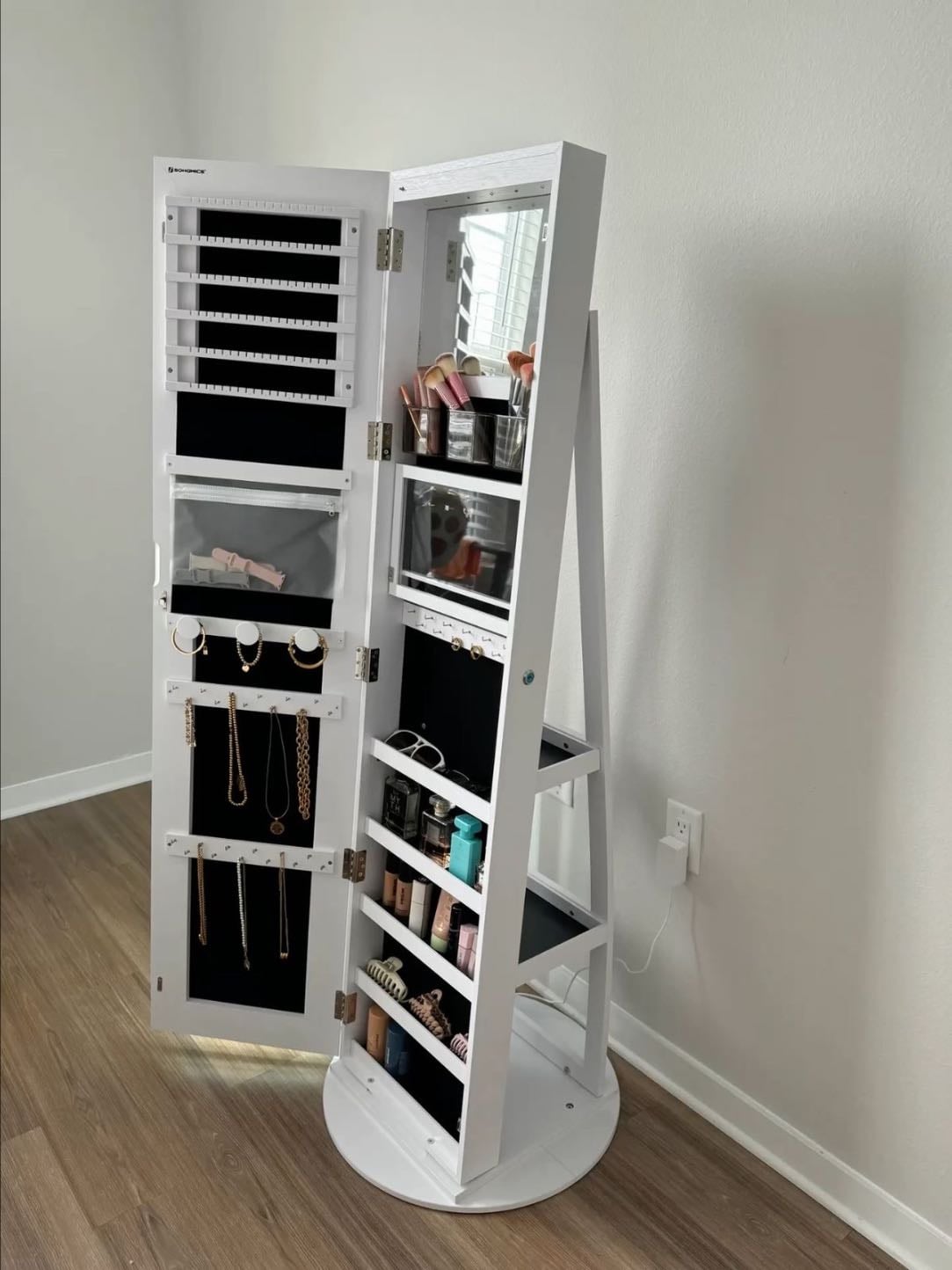 Jewelry mirror closet