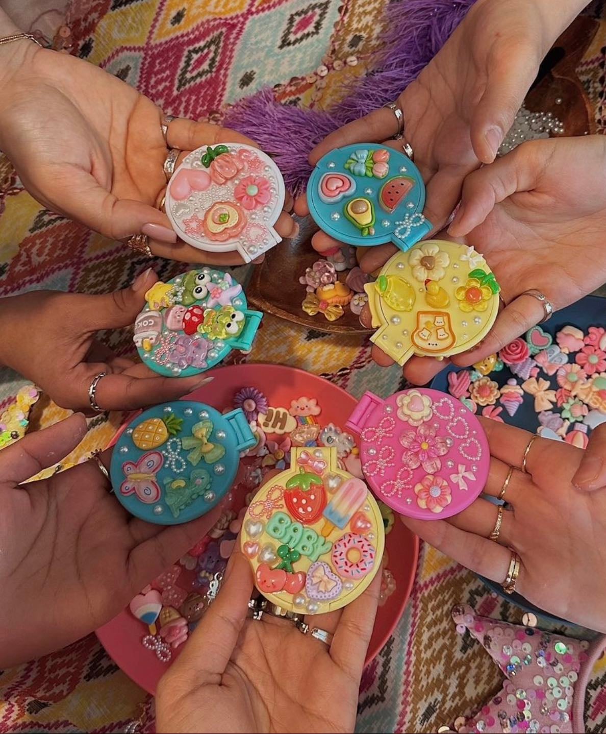 Decorate a compact mirror