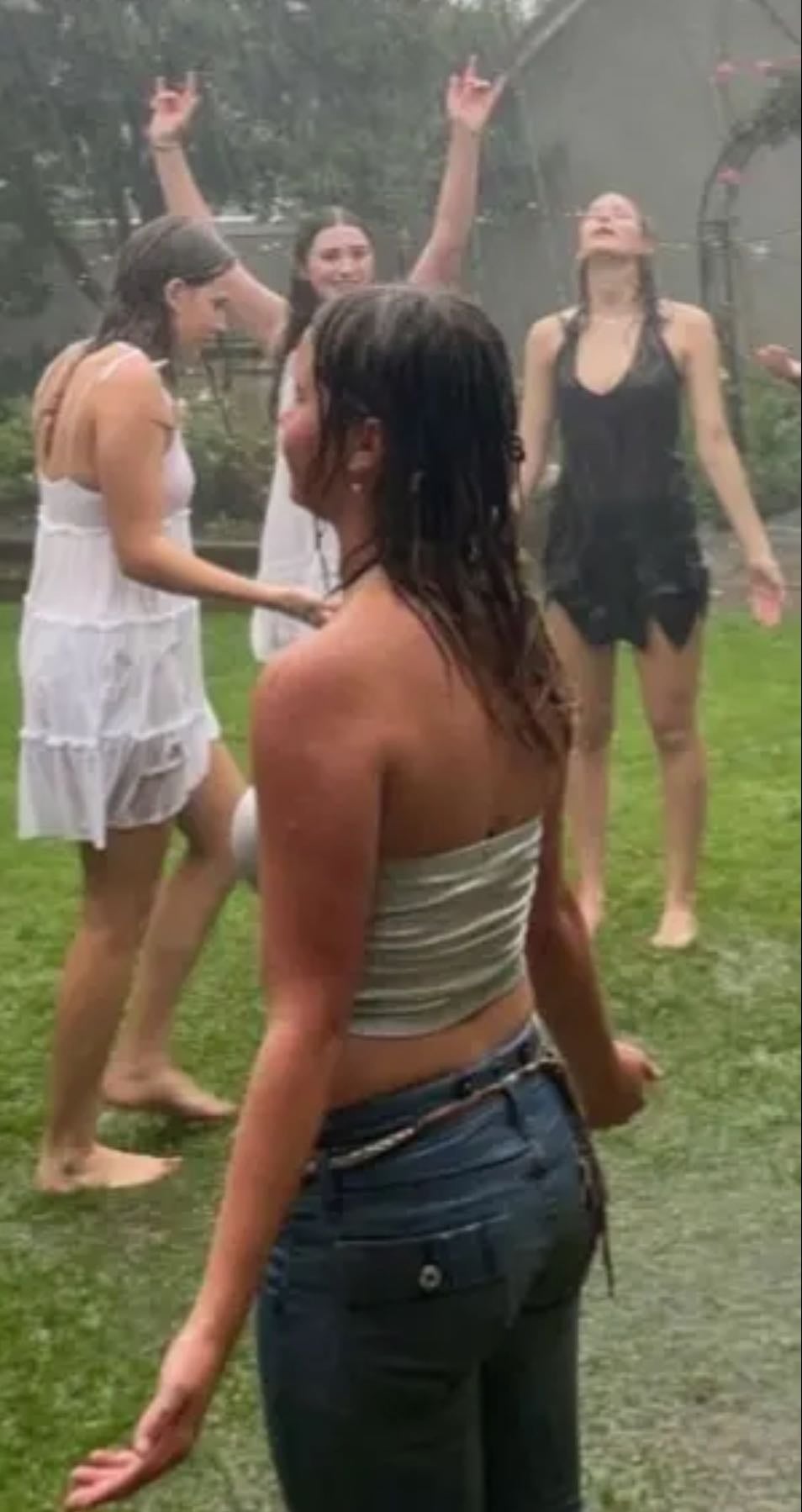 Brincar na chuva - Muito legal mas precisa de chuva.