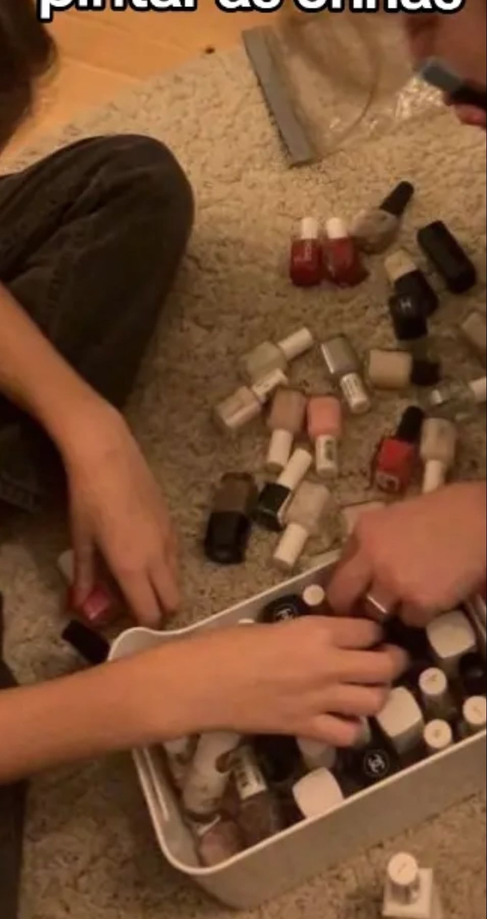 Pintar as unhas - Γ divertido, da pra fofocar durante, e fica bonito.