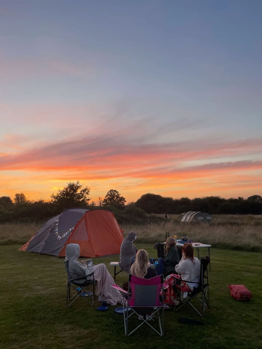 Ir de acampada con amigos - Y hacer una hoguera