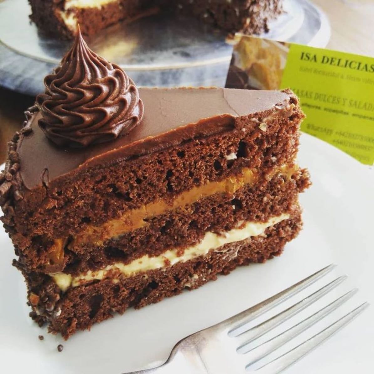 Pastel de chocolate con crema