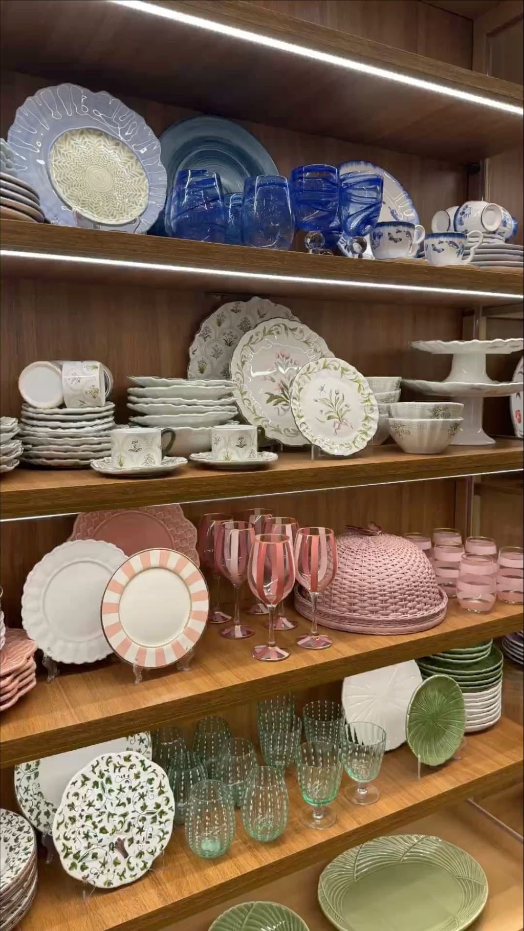 Muitas louças coloridas mas elegantes