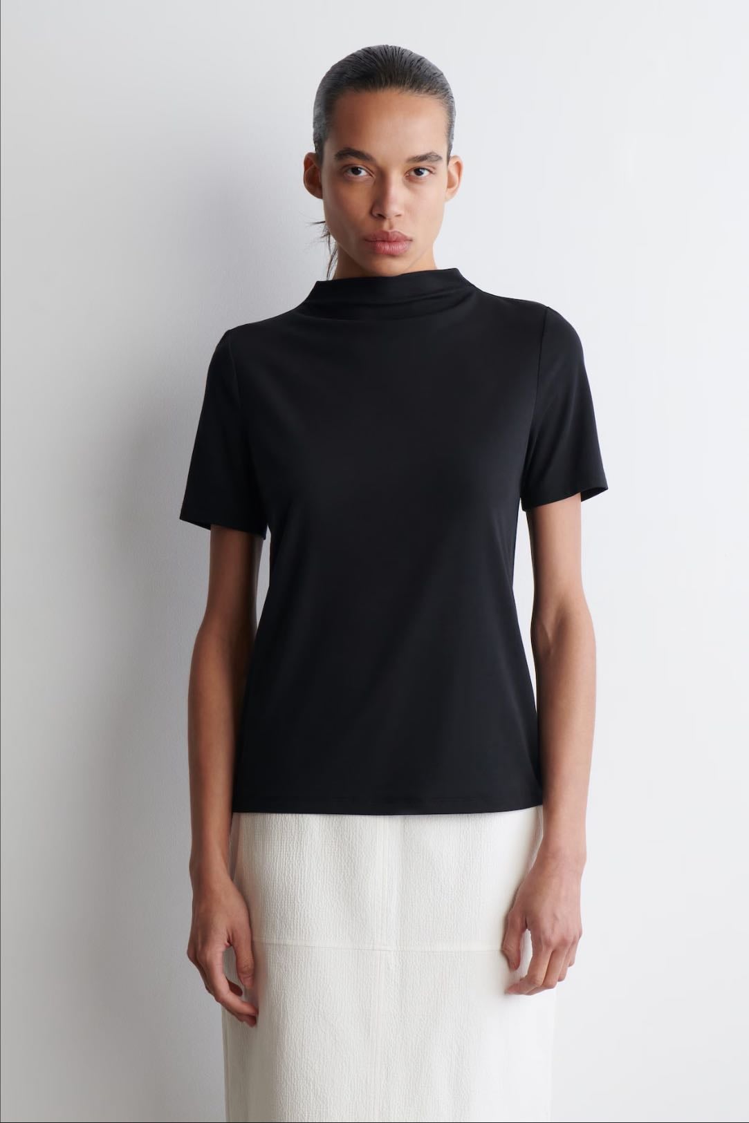 Top col montant manches courtes en jersey noir €49 - COS