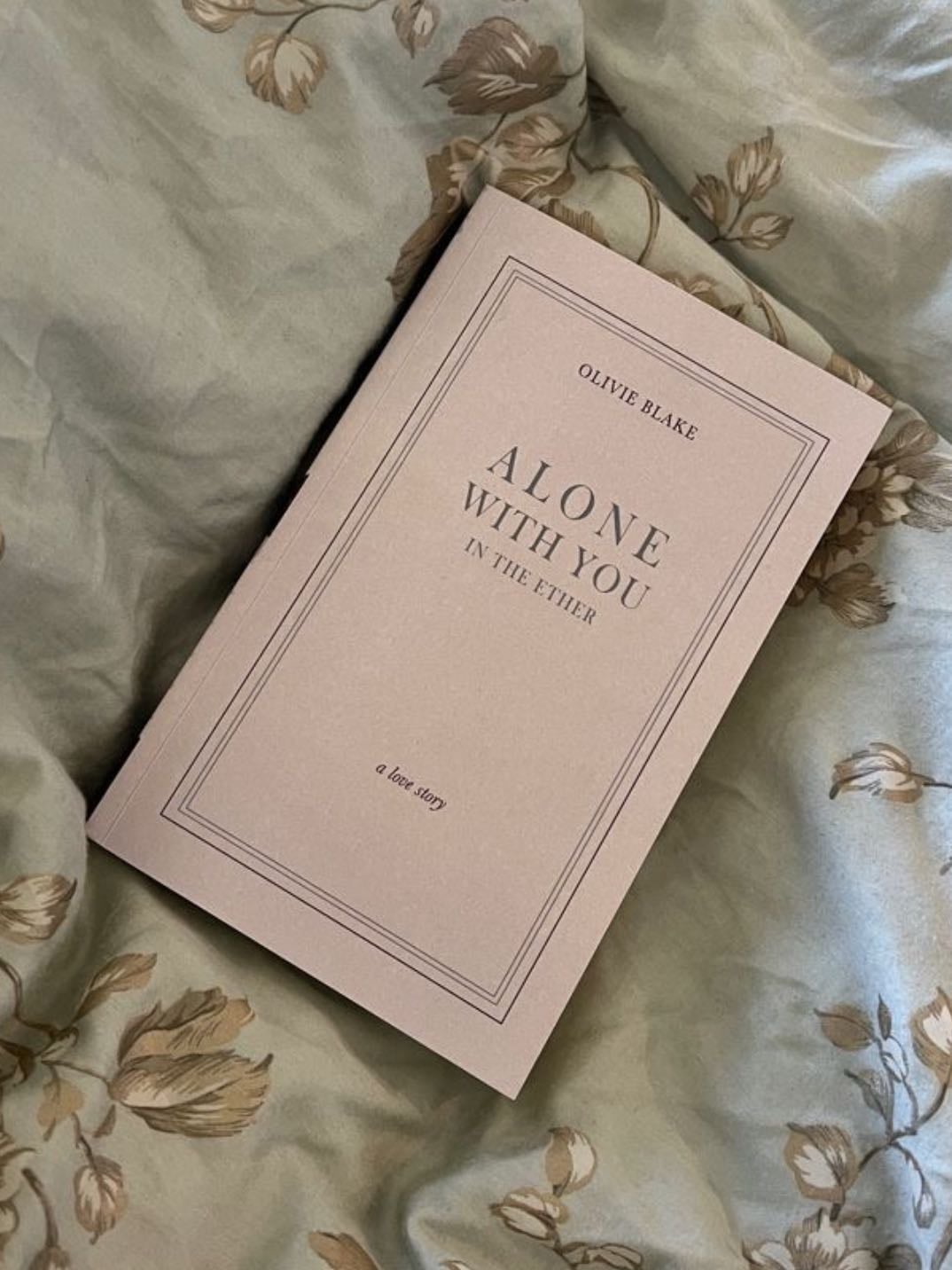 Alone with you in the ether by Olivie Blake - um casulo de emoções