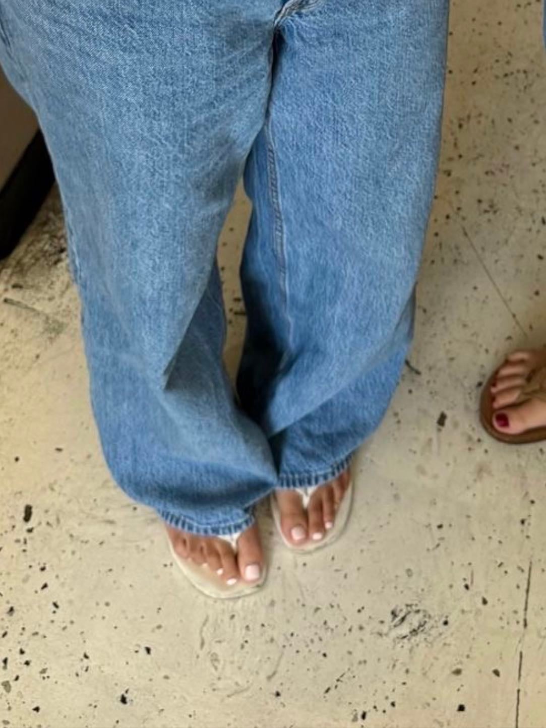 flip flops w jeans
