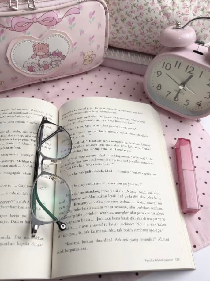 Leer un poco - Escoge un buen libro y sumérgete en sus páginas.Leer sin interrupciones es un placer que el celular nunca podrá remplazar.
Elige una historia que realmente te atrape:puede ser un romance lleno de emociones,un fanfic, un relato de historia antigua que te transporte a otras épocas o una novela de fantasÃa que despierte a tu imaginación.
Cada lectura es un viaje único y abre una nueva puerta.