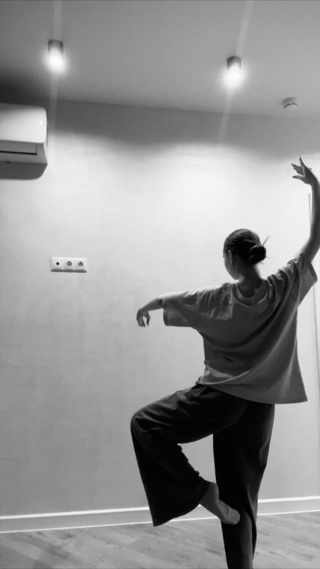 Moving - When I’m happy i move my body when I’m stressed i move my body i love this feeling i got when my body hurts after training. Like yeah that’s my body and i’m grat that i can move it freely without pain