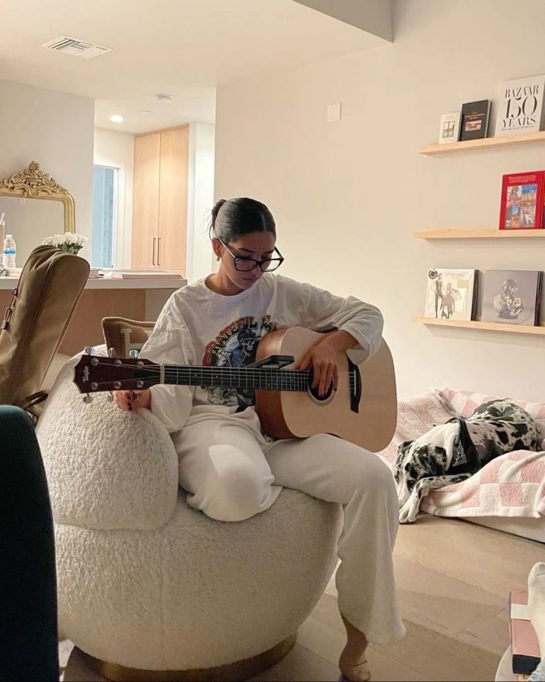 Play guitar