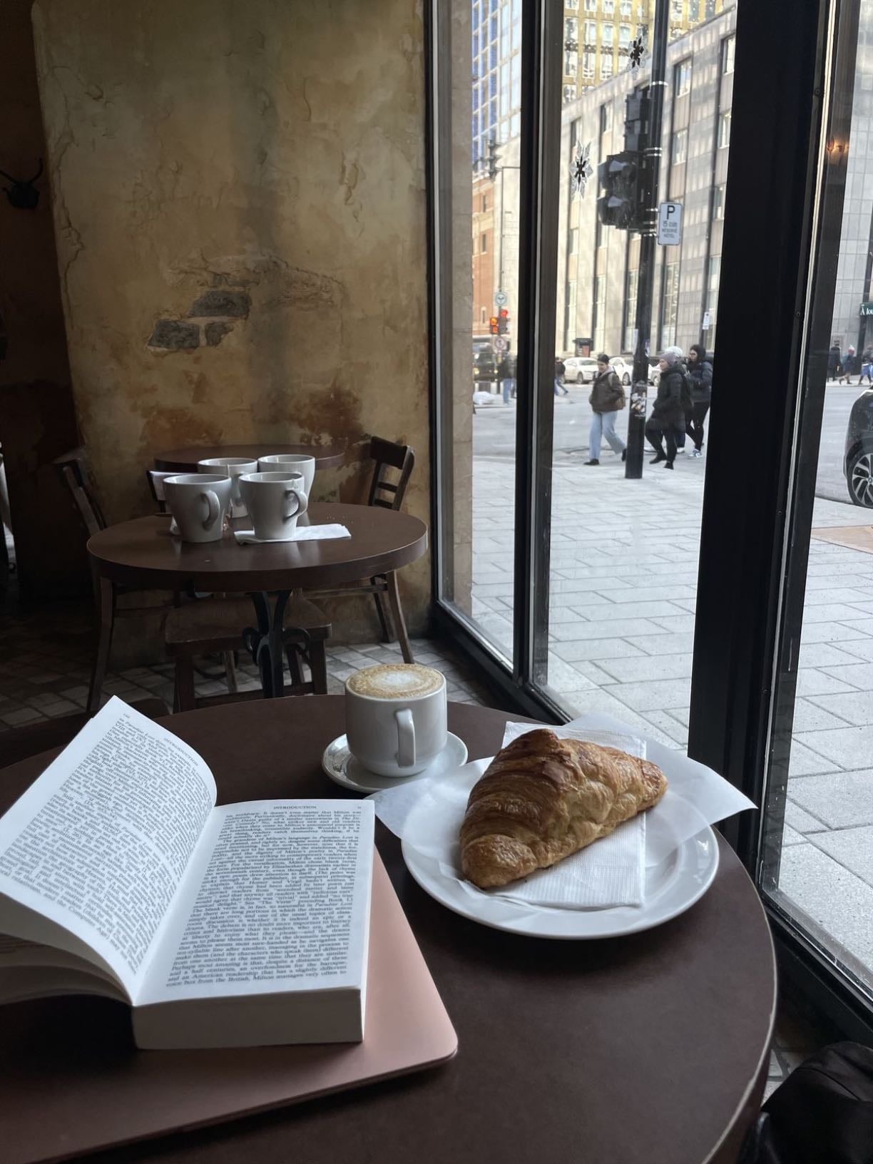 ir a una cafetería a leer