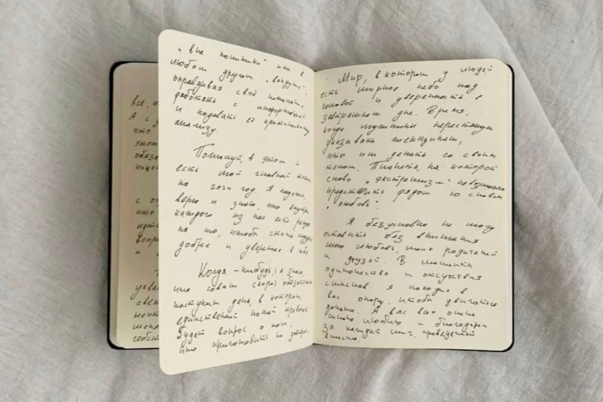 escribir en una libreta lisa con pluma fina