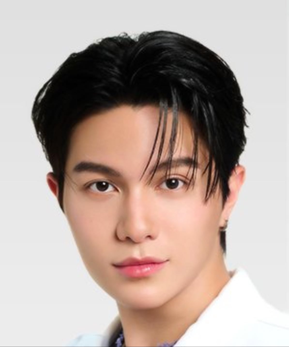 William Jakrapatr Kaewpanpong - Actor, singer ( group LYKN) and online fashion brand owner Zaven (เซฟเฟ่น)