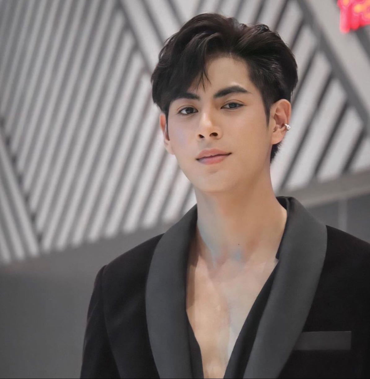 Earth Chitsanupong Soeksiri - Actor and model