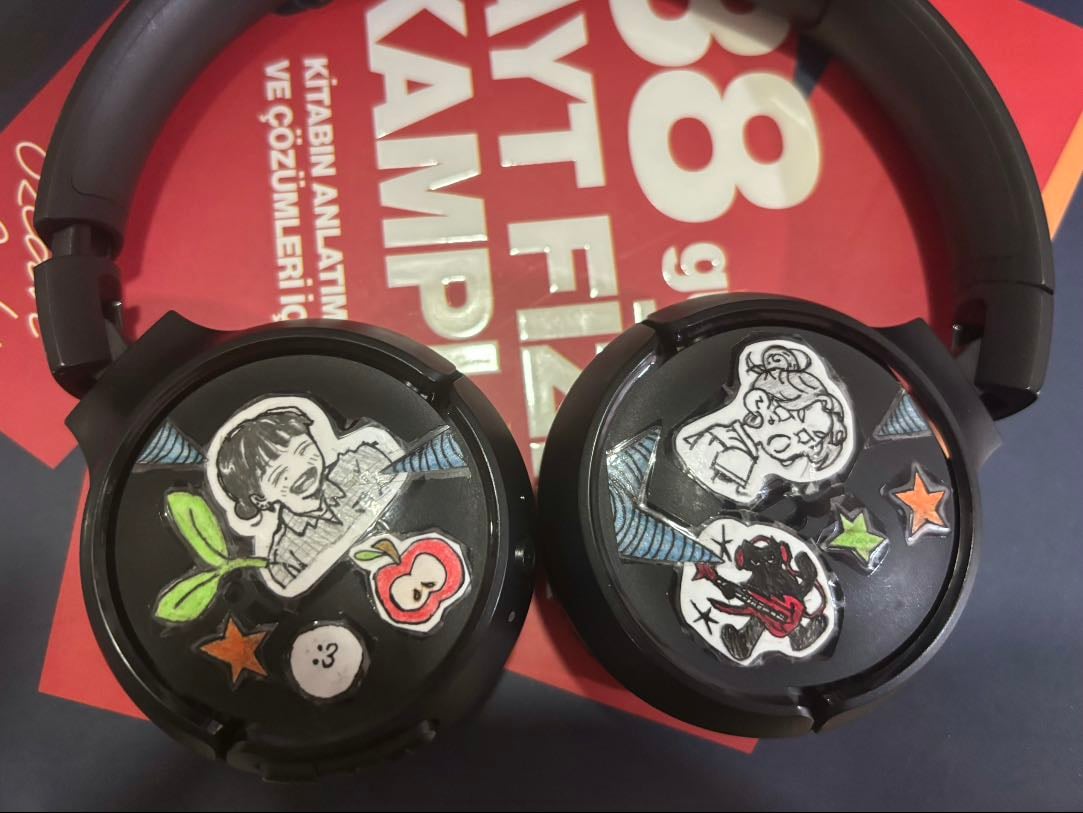 Making stickers for your headphones - Ozcanhocasal